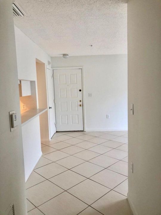 For Rent: $1,950 (2 beds, 1 baths, 925 Square Feet)