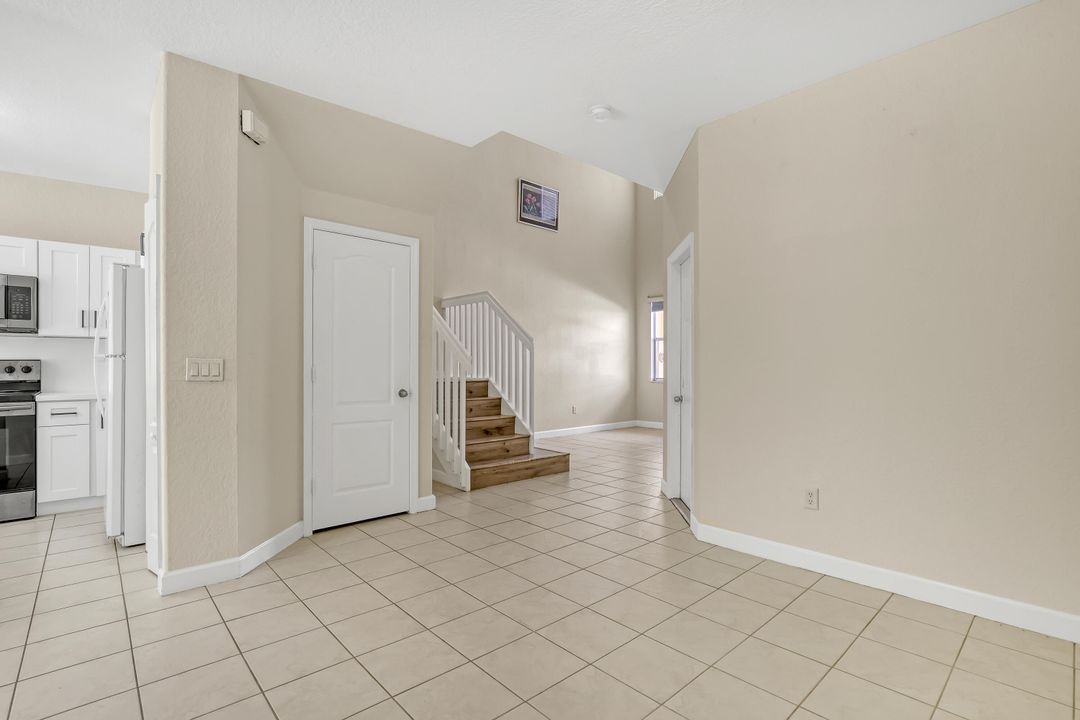 For Sale: $329,900 (3 beds, 3 baths, 1701 Square Feet)