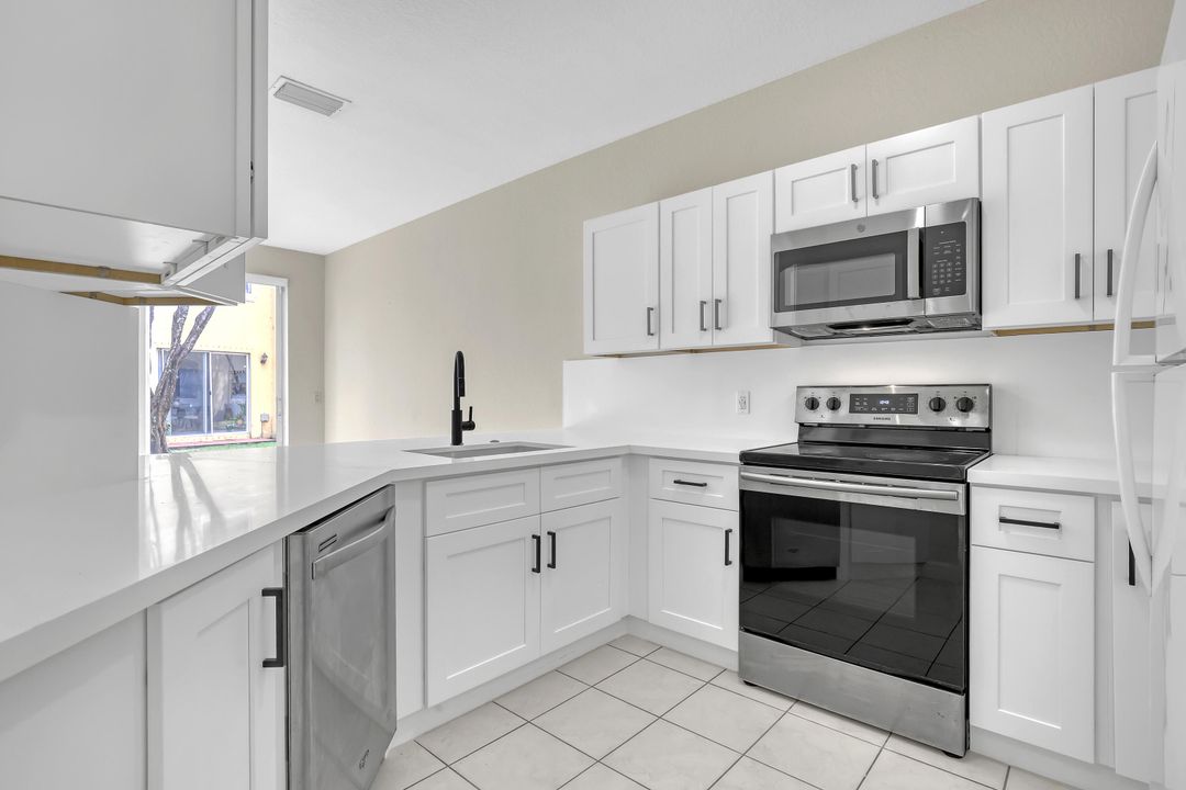 For Sale: $329,900 (3 beds, 3 baths, 1701 Square Feet)