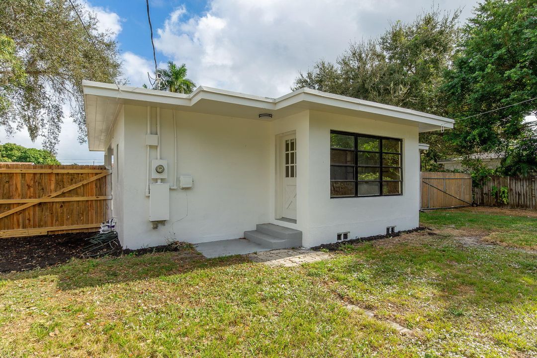 For Sale: $455,000 (3 beds, 2 baths, 880 Square Feet)