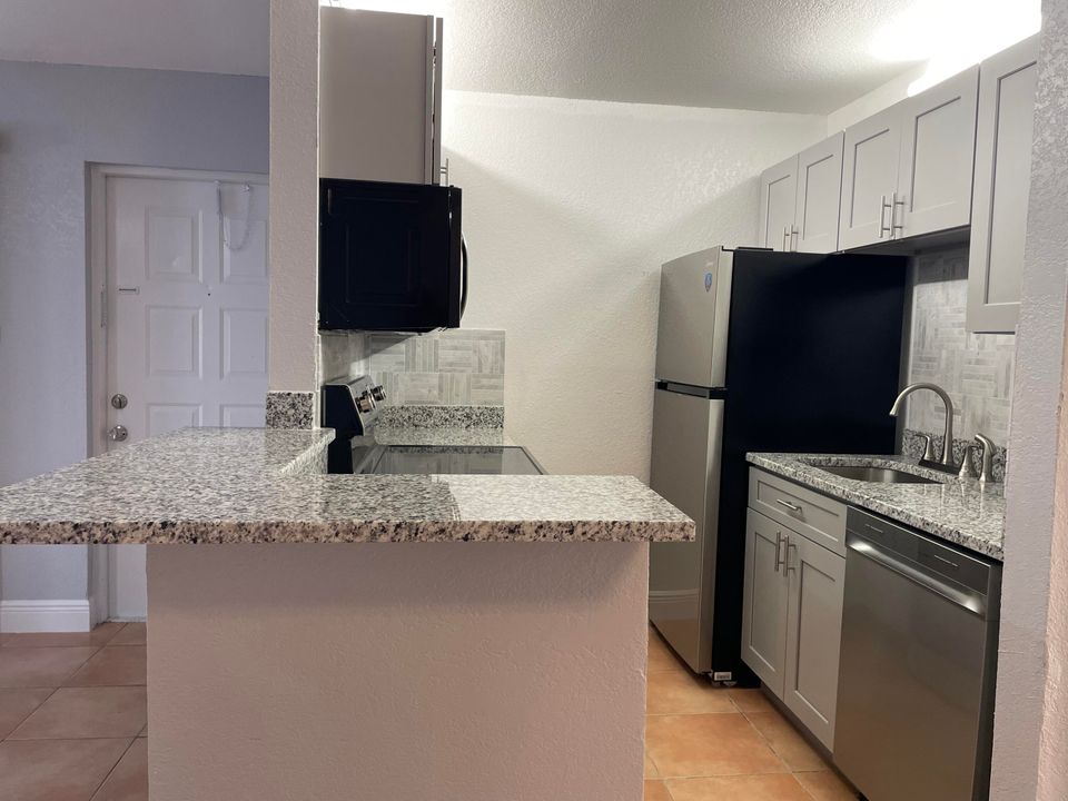 For Rent: $2,000 (2 beds, 1 baths, 953 Square Feet)