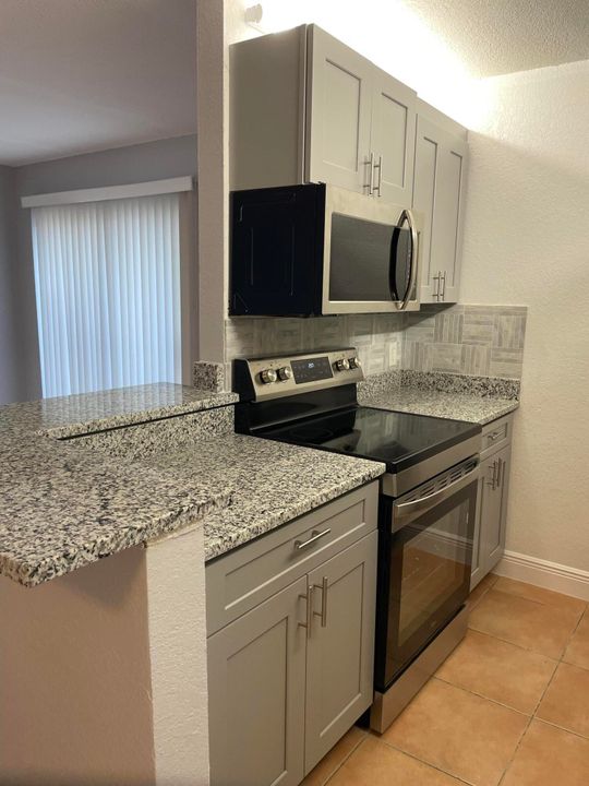 For Rent: $2,000 (2 beds, 1 baths, 953 Square Feet)