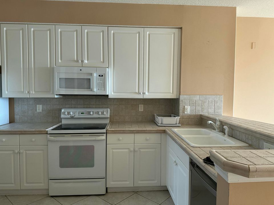 For Sale: $335,000 (2 beds, 2 baths, 1306 Square Feet)