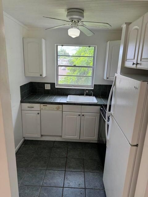 For Rent: $1,350 (1 beds, 1 baths, 646 Square Feet)