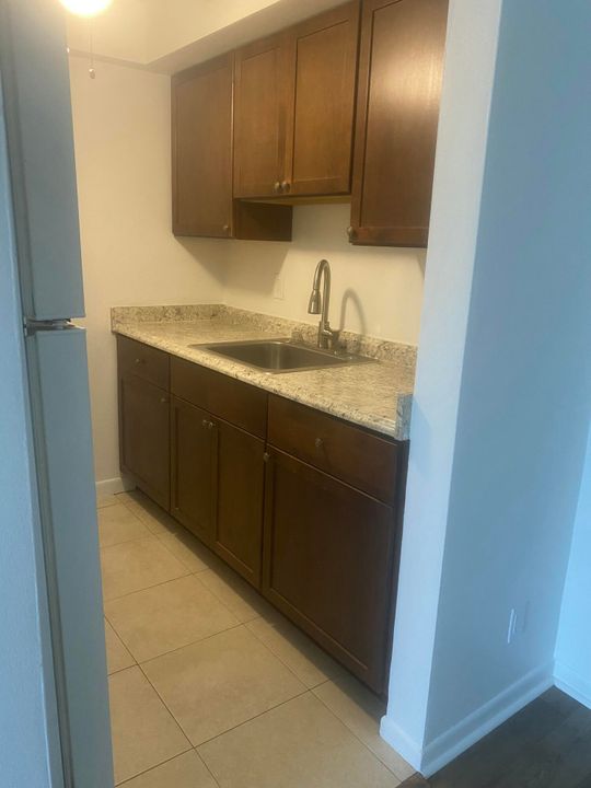 For Rent: $1,950 (1 beds, 1 baths, 700 Square Feet)