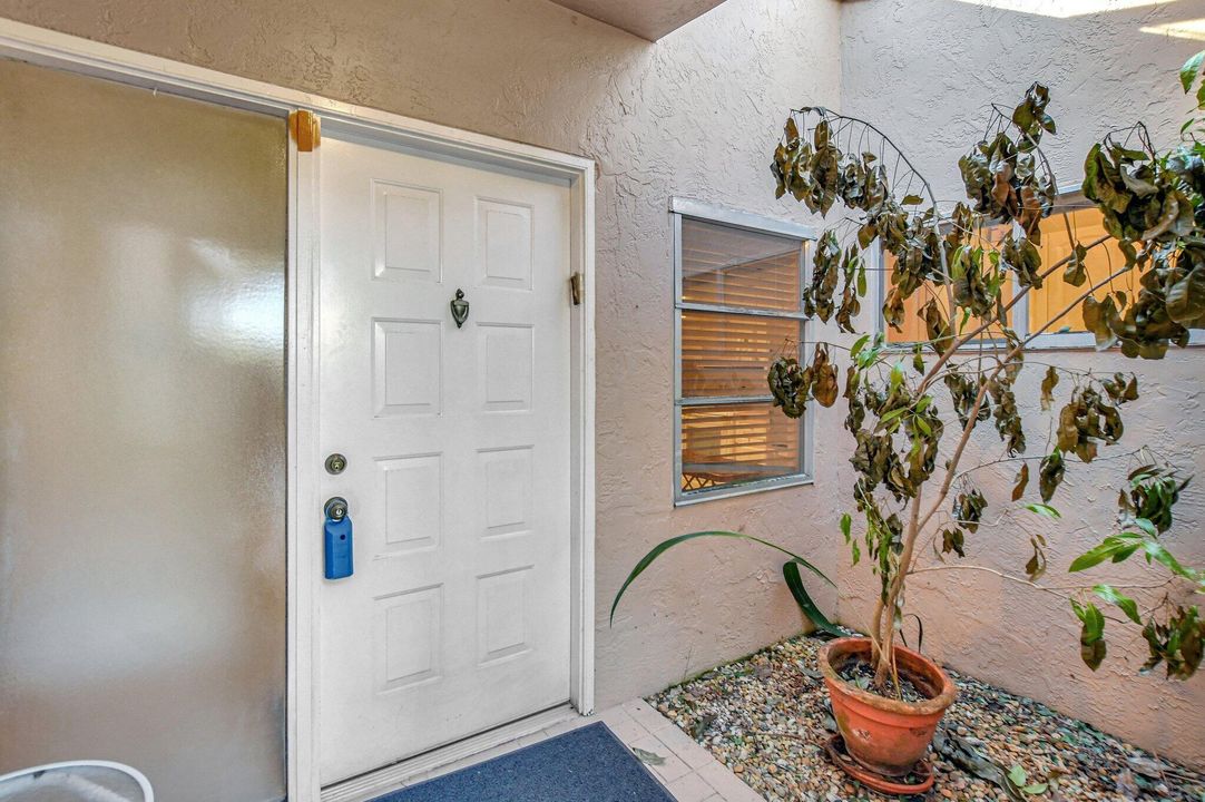 For Sale: $289,000 (2 beds, 2 baths, 1384 Square Feet)