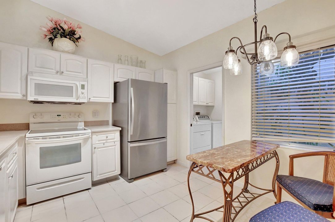 For Sale: $289,000 (2 beds, 2 baths, 1384 Square Feet)