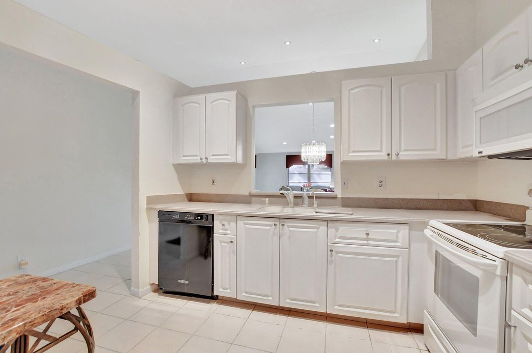 For Sale: $289,000 (2 beds, 2 baths, 1384 Square Feet)