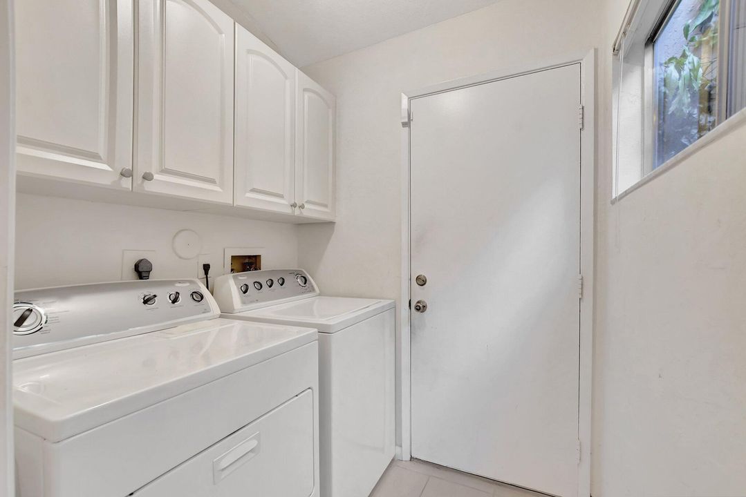 For Sale: $289,000 (2 beds, 2 baths, 1384 Square Feet)