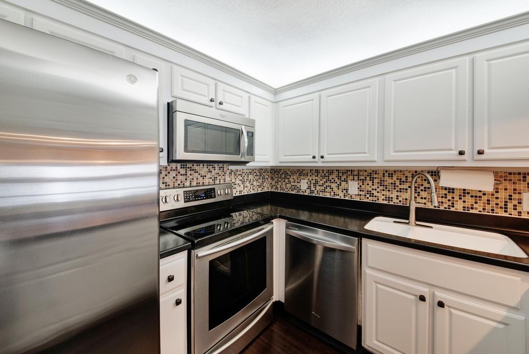 For Sale: $339,900 (2 beds, 2 baths, 1100 Square Feet)