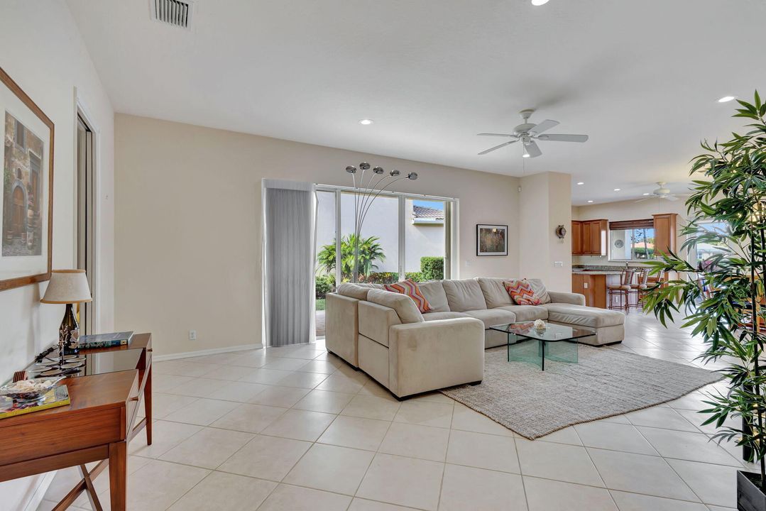 For Sale: $879,900 (4 beds, 2 baths, 2286 Square Feet)