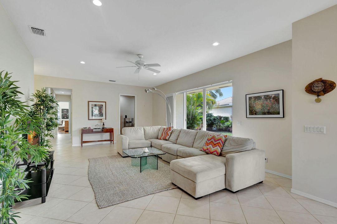 For Sale: $879,900 (4 beds, 2 baths, 2286 Square Feet)