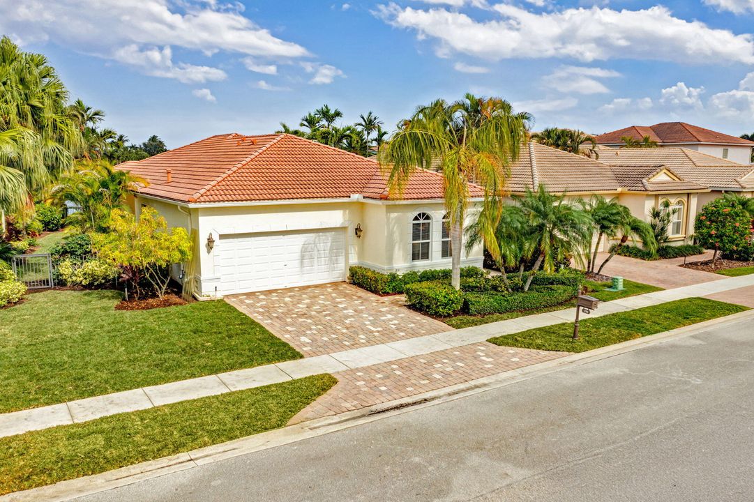 For Sale: $879,900 (4 beds, 2 baths, 2286 Square Feet)