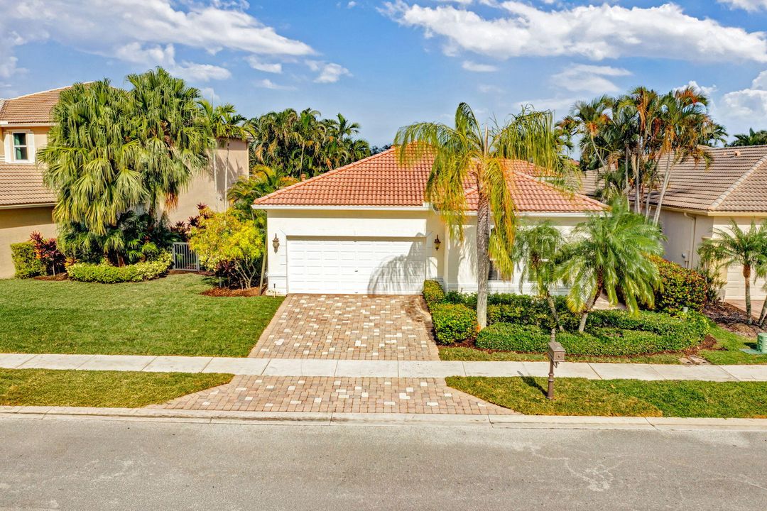 For Sale: $879,900 (4 beds, 2 baths, 2286 Square Feet)