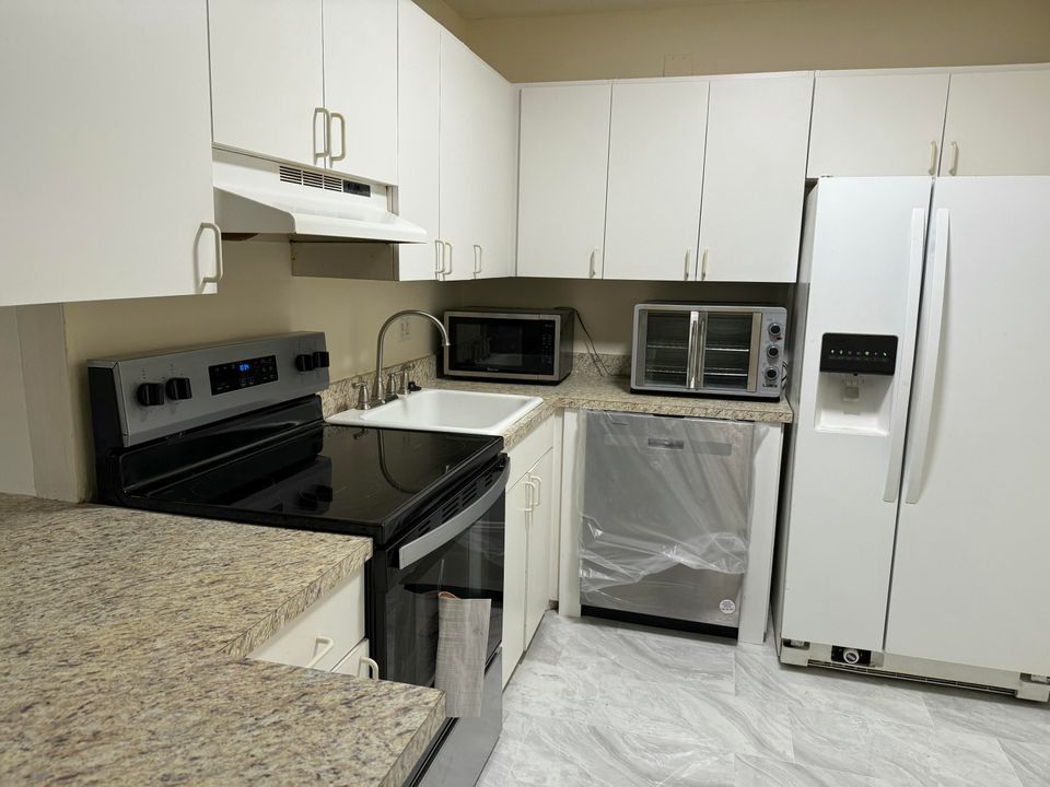 For Rent: $2,300 (2 beds, 2 baths, 936 Square Feet)