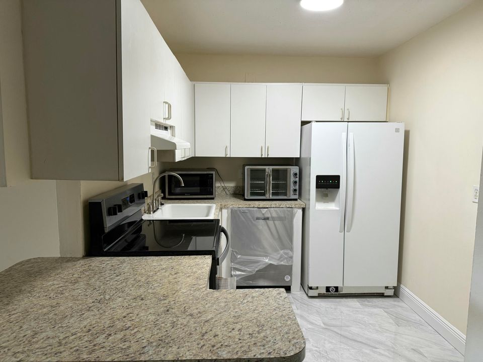 For Rent: $2,300 (2 beds, 2 baths, 936 Square Feet)