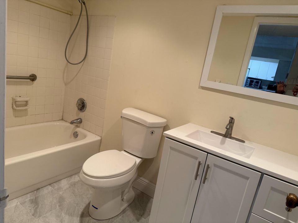 For Rent: $2,300 (2 beds, 2 baths, 936 Square Feet)