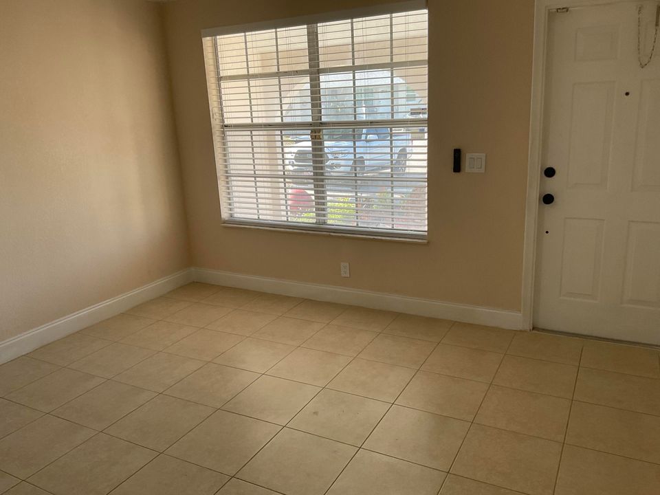 For Sale: $334,900 (2 beds, 1 baths, 775 Square Feet)