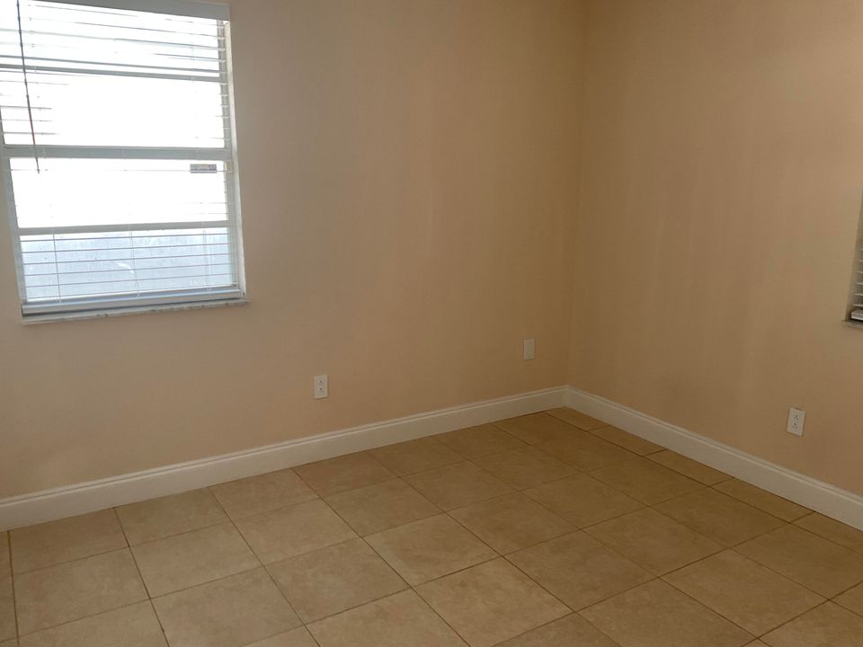 For Sale: $334,900 (2 beds, 1 baths, 775 Square Feet)