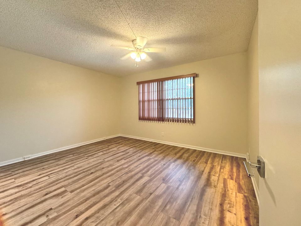 For Sale: $149,900 (2 beds, 2 baths, 1156 Square Feet)