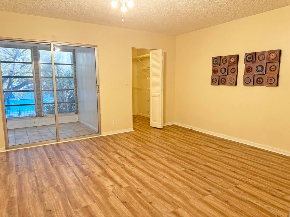 For Sale: $149,900 (2 beds, 2 baths, 1156 Square Feet)