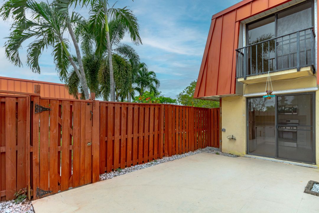 For Sale: $335,000 (2 beds, 2 baths, 1184 Square Feet)