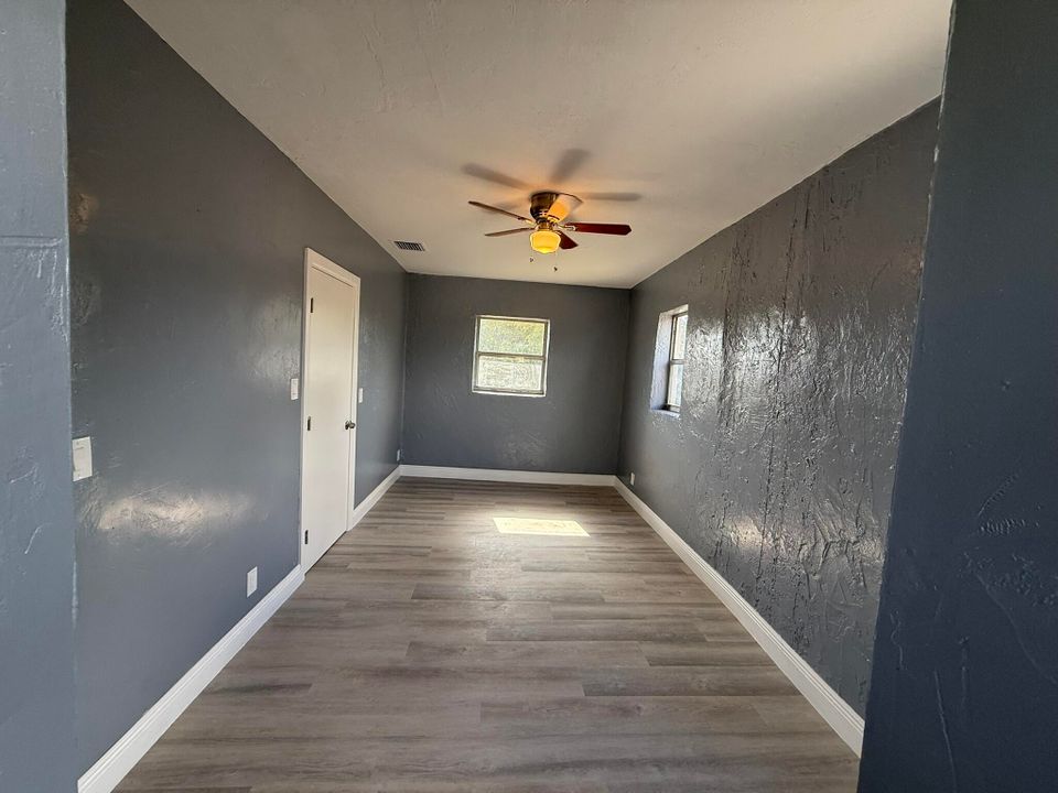 For Rent: $2,200 (3 beds, 1 baths, 920 Square Feet)