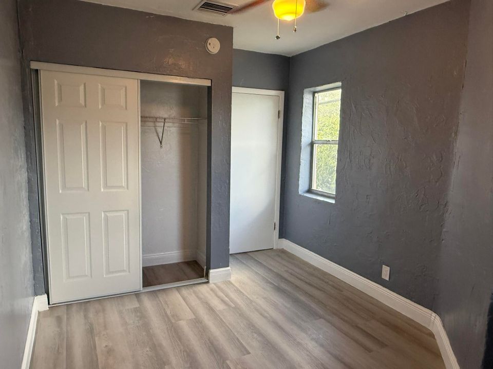 For Rent: $2,200 (3 beds, 1 baths, 920 Square Feet)