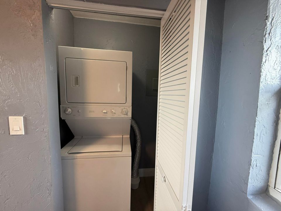 For Rent: $2,200 (3 beds, 1 baths, 920 Square Feet)