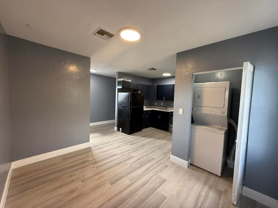 For Rent: $2,200 (3 beds, 1 baths, 920 Square Feet)