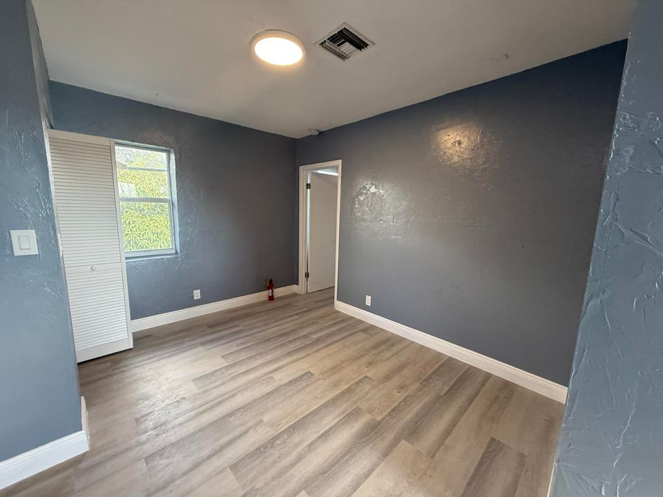 For Rent: $2,200 (3 beds, 1 baths, 920 Square Feet)