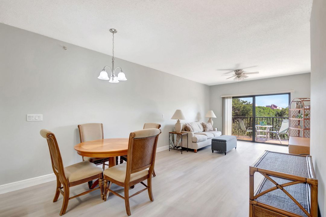 For Sale: $365,000 (2 beds, 2 baths, 1211 Square Feet)