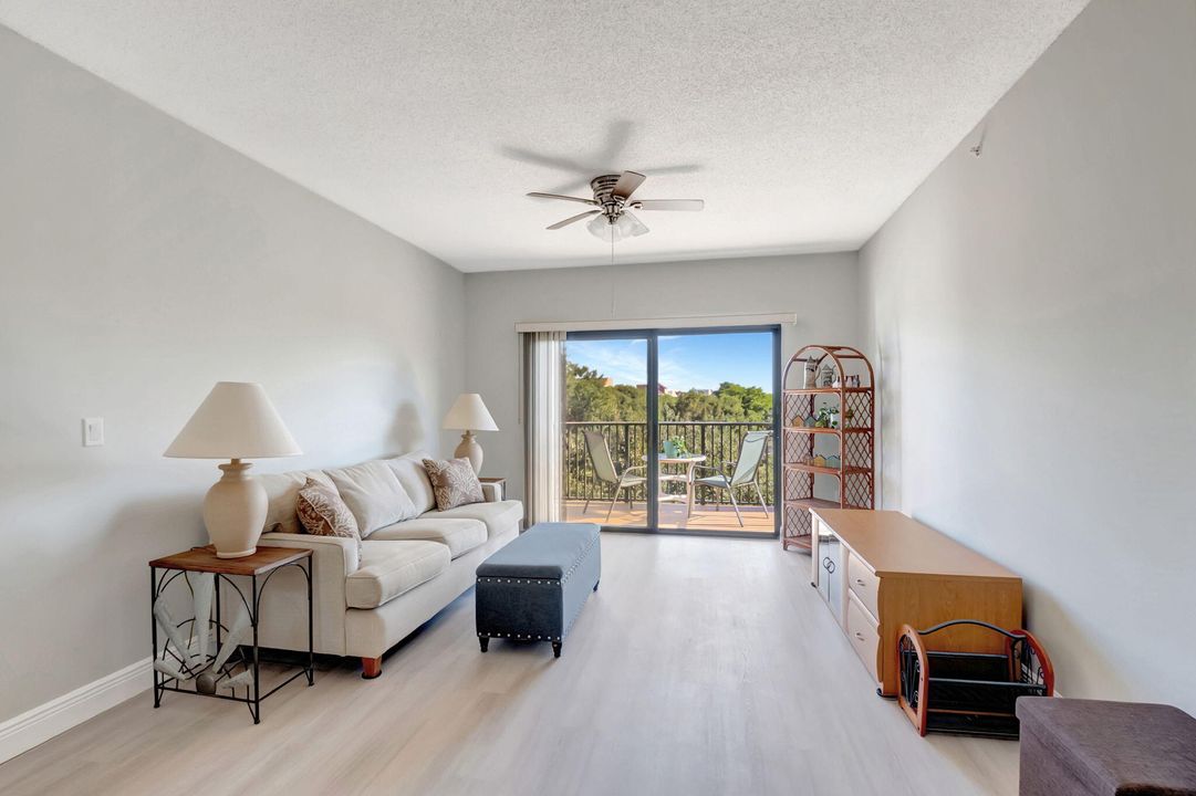 For Sale: $365,000 (2 beds, 2 baths, 1211 Square Feet)