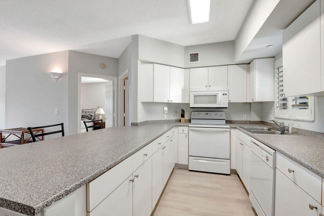 For Sale: $365,000 (2 beds, 2 baths, 1211 Square Feet)