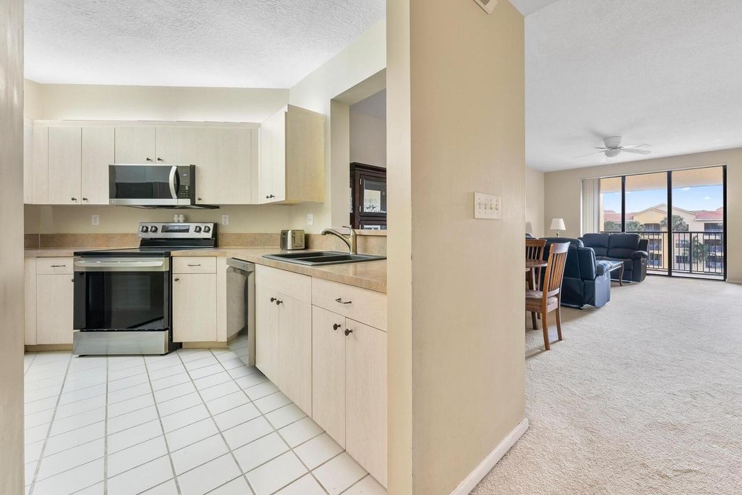 For Sale: $415,000 (2 beds, 2 baths, 1192 Square Feet)