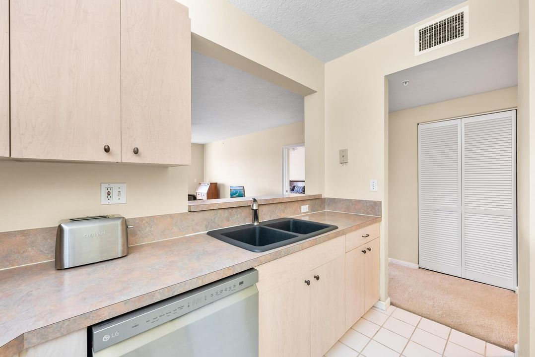 For Sale: $415,000 (2 beds, 2 baths, 1192 Square Feet)