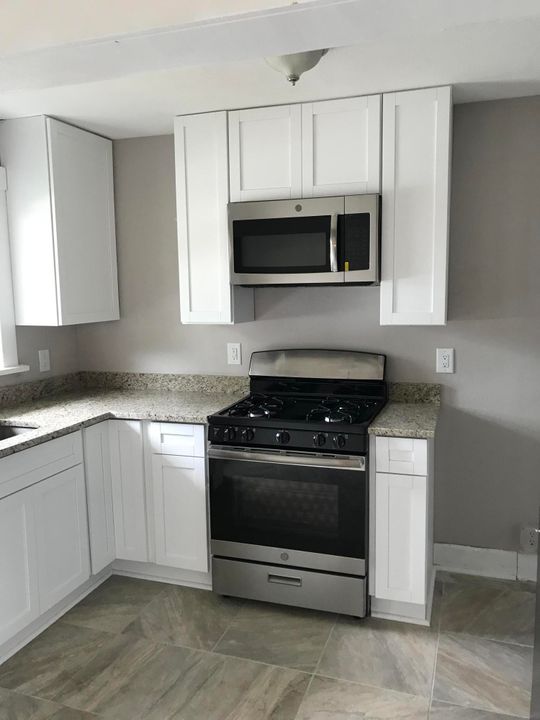 For Rent: $2,395 (2 beds, 1 baths, 975 Square Feet)