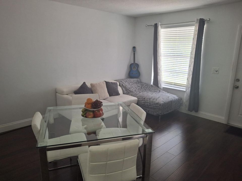 For Rent: $2,700 (3 beds, 2 baths, 860 Square Feet)