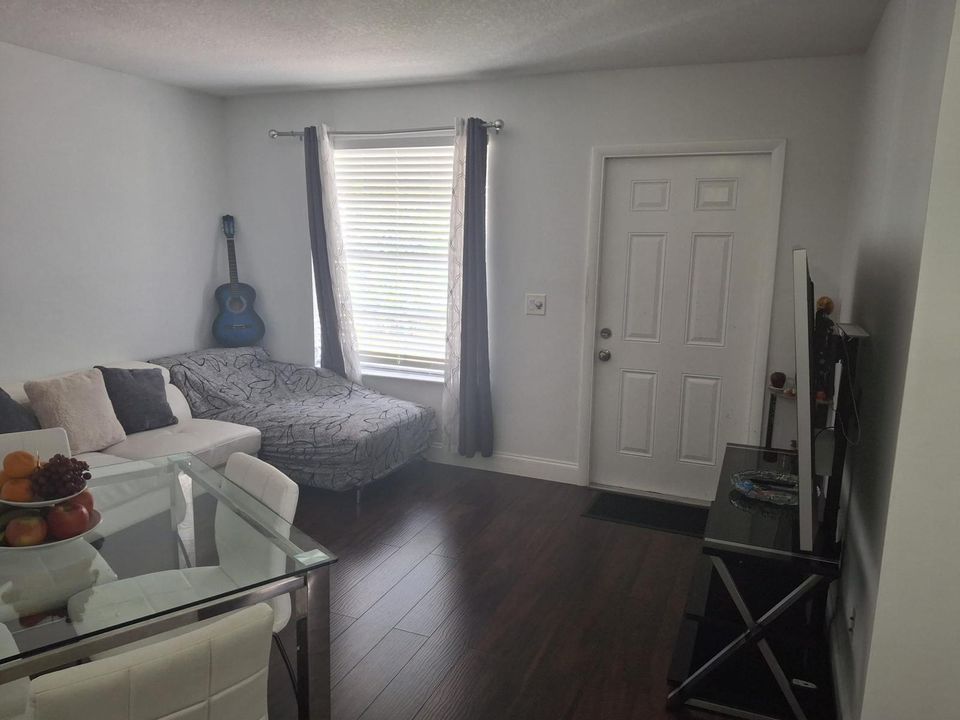 For Rent: $2,700 (3 beds, 2 baths, 860 Square Feet)