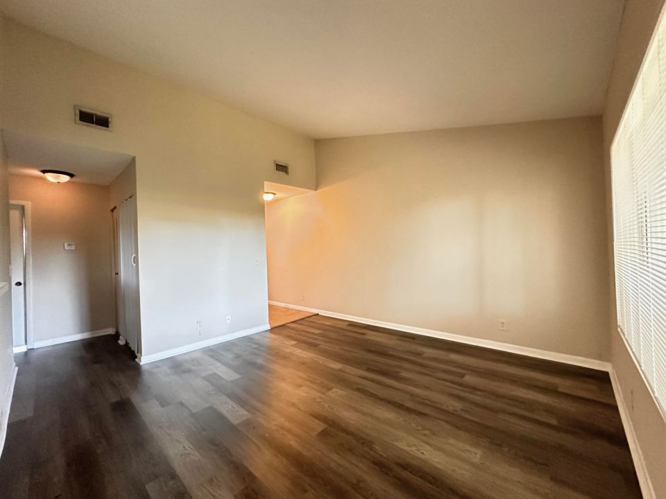 For Sale: $185,000 (1 beds, 1 baths, 768 Square Feet)