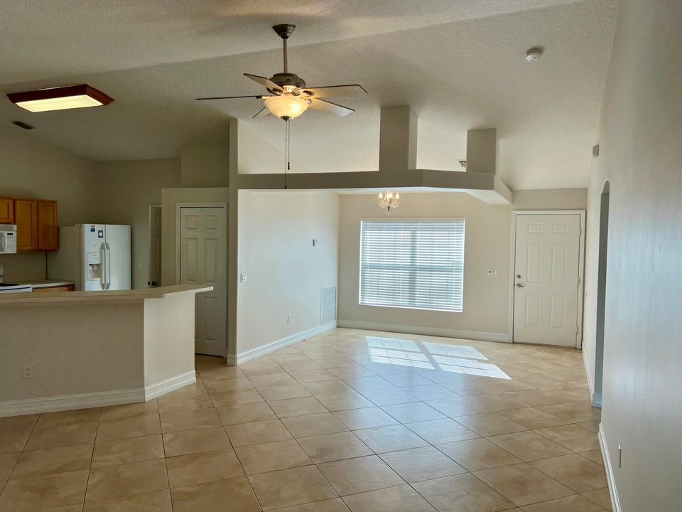 For Sale: $374,900 (3 beds, 2 baths, 1594 Square Feet)