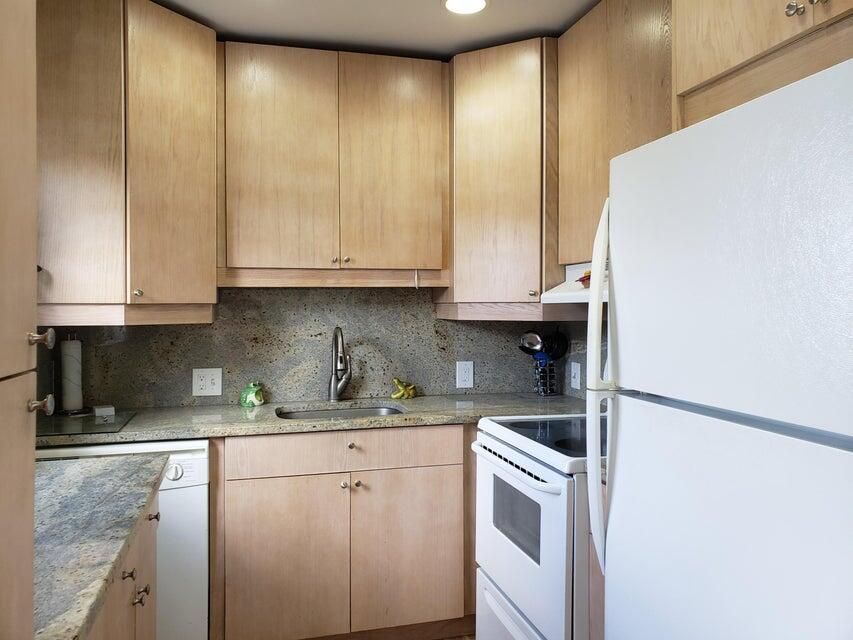 For Sale: $150,000 (2 beds, 1 baths, 840 Square Feet)