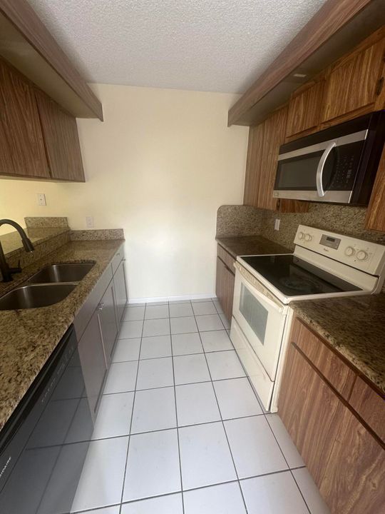 For Rent: $2,100 (2 beds, 2 baths, 1236 Square Feet)