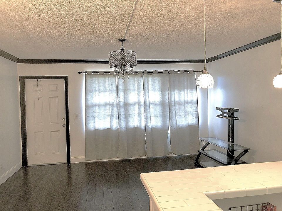 For Sale: $85,000 (1 beds, 1 baths, 570 Square Feet)