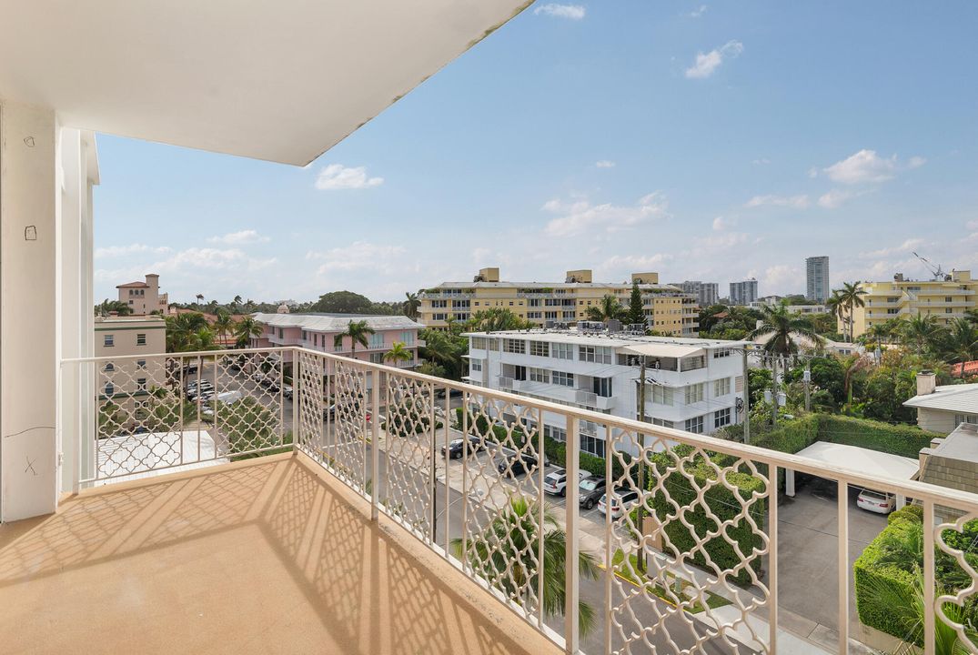 For Sale: $3,495,000 (2 beds, 2 baths, 1225 Square Feet)