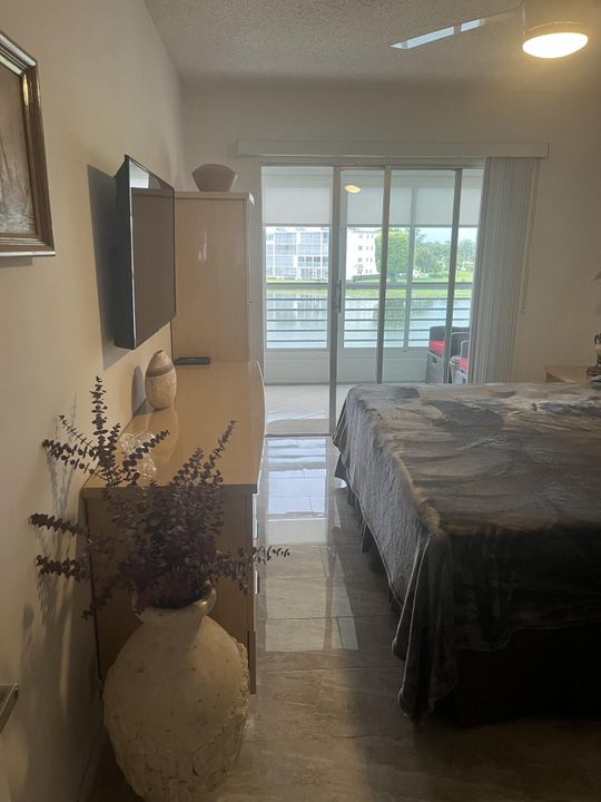 For Rent: $3,100 (2 beds, 1 baths, 880 Square Feet)