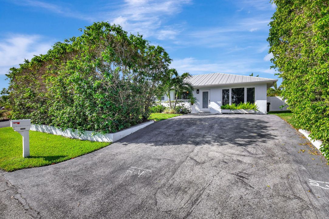 For Sale: $1,875,000 (3 beds, 3 baths, 2100 Square Feet)