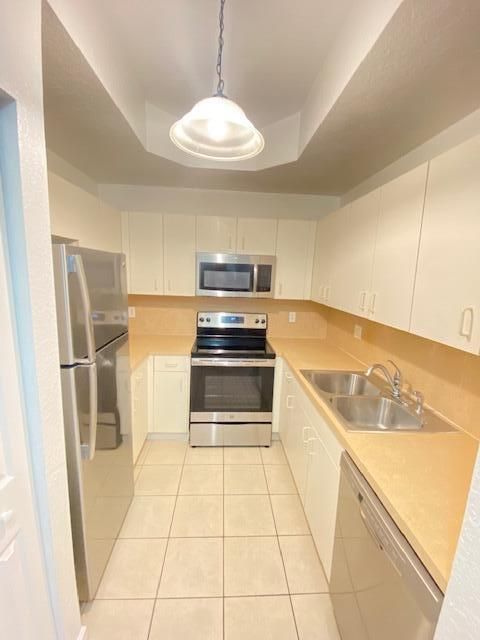 For Rent: $2,500 (3 beds, 2 baths, 1396 Square Feet)