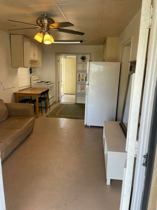 For Rent: $2,200 (3 beds, 1 baths, 1200 Square Feet)