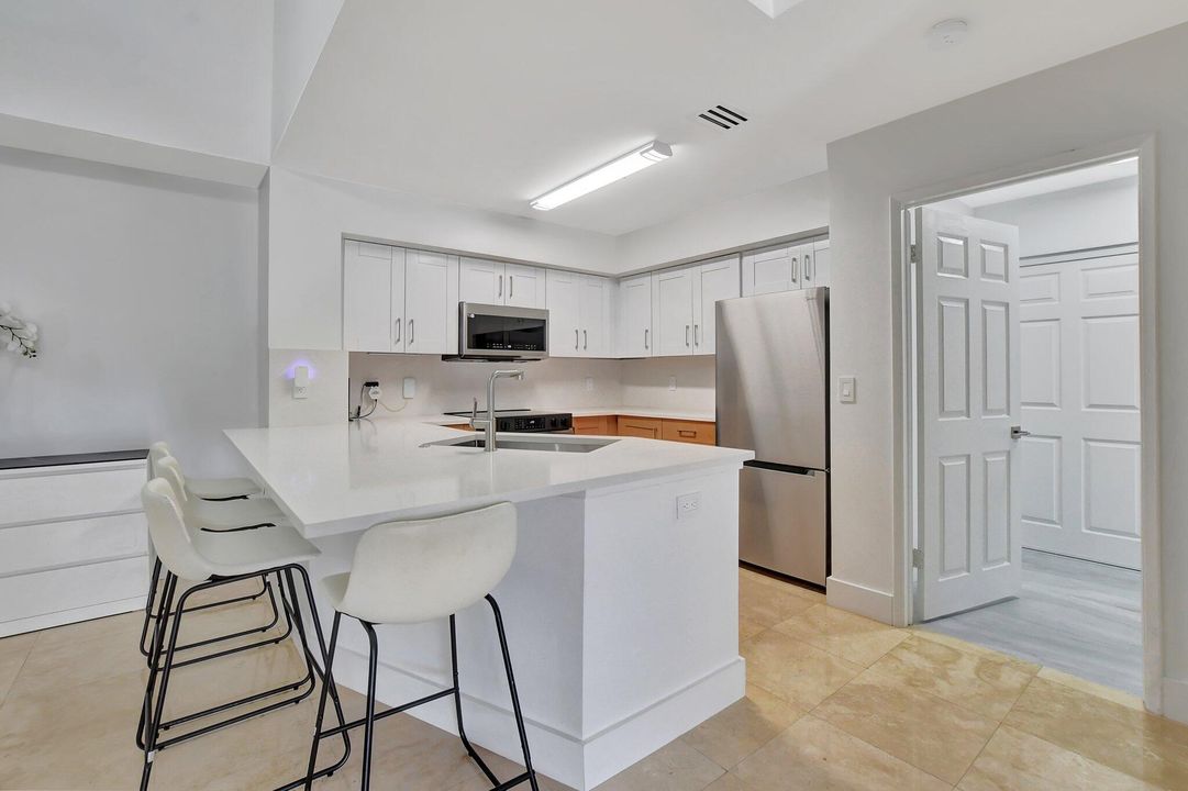 For Sale: $375,000 (2 beds, 2 baths, 997 Square Feet)